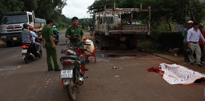 Chiếc xe m&aacute;y biến dạng phần đầu v&igrave; t&ocirc;ng qu&aacute; mạnh v&agrave;o sau đu&ocirc;i xe tải