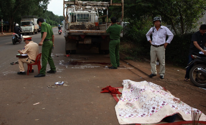 Chỉ một ph&uacute;t bất cẩn m&agrave; &ocirc;ng Thức phải bỏ mạng dưới gầm xe tải