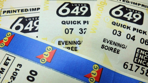 Cặp vợ chồng mua v&eacute; số Lotto 649 v&agrave; tr&uacute;ng 5 triệu USD. (Nguồn: CTV News)