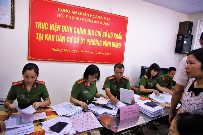 C&aacute;c chị em Hội Phụ nữ C&ocirc;ng an quận Ho&agrave;ng Mai tiếp nhận hồ sơ đ&iacute;nh ch&iacute;nh địa chỉ sổ hộ khẩu của người d&acirc;n phường Vĩnh Hưng.