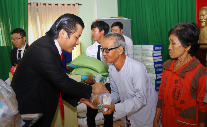 L&atilde;nh đạo&nbsp;C&ocirc;ng ty CP An Gia Lập Nghiệp trao qu&agrave; cho người ngh&egrave;o.