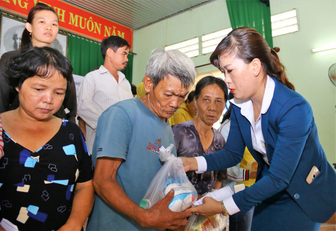 Việc trao qu&agrave; c&oacute; &yacute; nghĩa kh&iacute;ch lệ người ngh&egrave;o vươn l&ecirc;n trong cuộc sống.