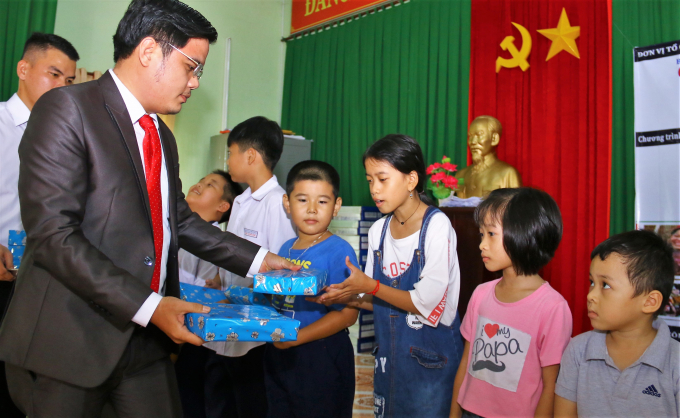 Trao qu&agrave; cho c&aacute;c em nhỏ hiếu học.