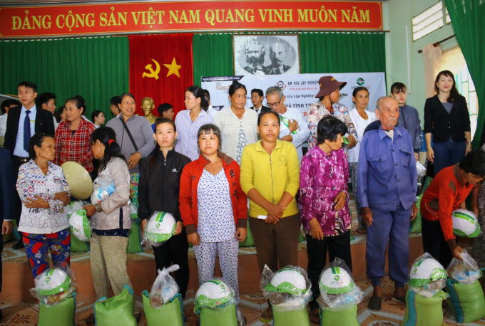 B&agrave; con nhận được qu&agrave; cảm động trước sự quan t&acirc;m của doanh nghiệp.