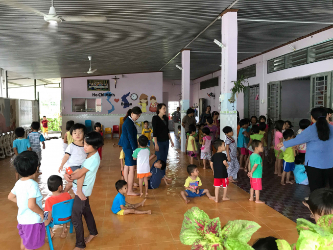 Thăm trẻ mồ c&ocirc;i tại c&ocirc; nhi viện&nbsp;Thi&ecirc;n B&igrave;nh.