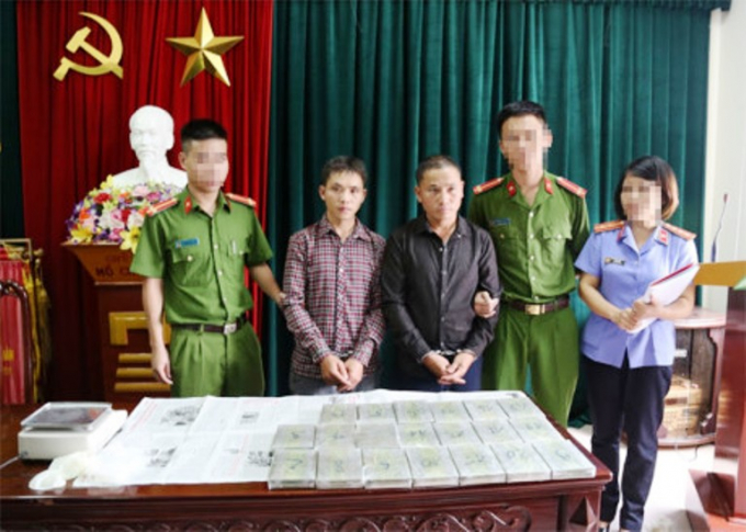 Đối tượng&nbsp;Lầu B&aacute; Cha v&agrave;&nbsp;Lầu B&aacute; Vừ c&ugrave;ng 20 b&aacute;nh heroin tại cơ quan điều tra.