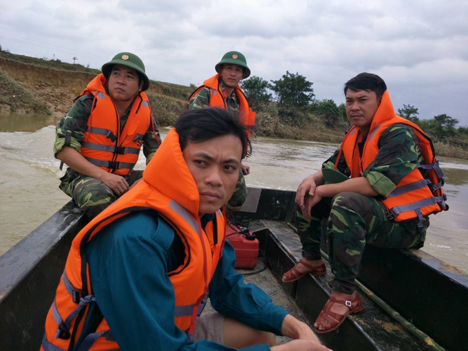 Rất nhiều c&aacute;c lực lượng chức năng tham gia t&igrave;m kiếm x&aacute;c nạn nh&acirc;n nhưng vẫn chưa ph&aacute;t hiện được.