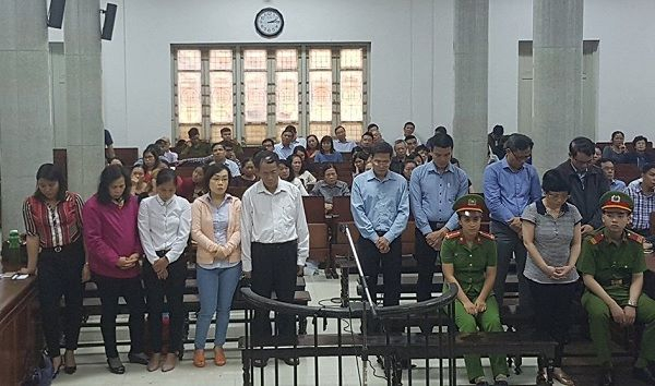 C&aacute;c bị c&aacute;o đứng trước v&agrave;nh m&oacute;ng ngựa trong phi&ecirc;n tuy&ecirc;n &aacute;n.