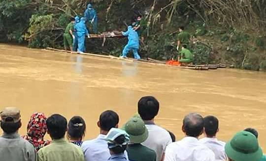 Lực lượng t&igrave;m kiếm ph&aacute;t hiện thi thể b&ecirc;n bờ s&ocirc;ng &Acirc;m.