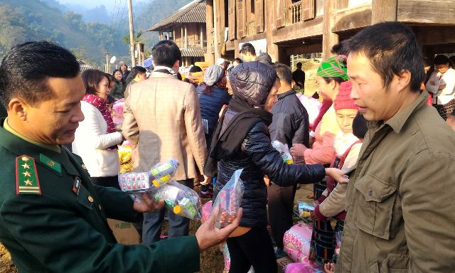 Thượng t&aacute; Cao Đăng Cường trao qu&agrave; từ thiện tại bản Xắng, x&atilde; Y&ecirc;n Khương năm 2016. (Ảnh: Anh Thắng)