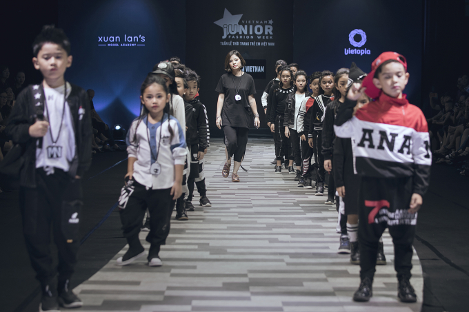 Vũ C&aacute;t Tường d&ugrave; bị sốt vẫn toả s&aacute;ng c&ugrave;ng 9 học tr&ograve; The Voice Kids tr&ecirc;n s&agrave;n diễn thời trang