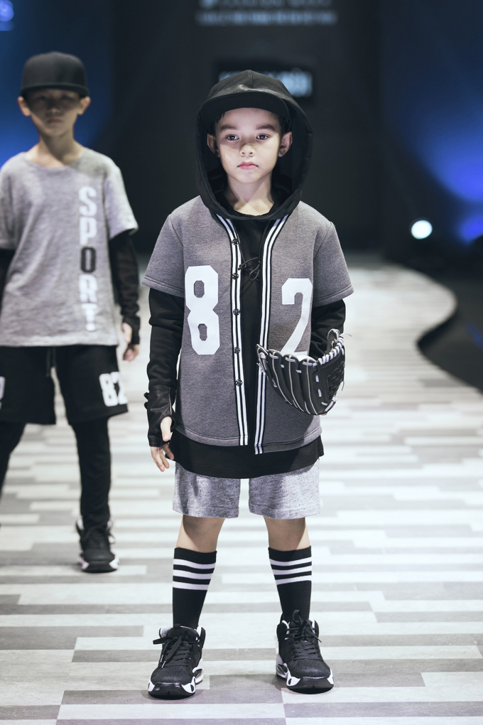 Vũ C&aacute;t Tường d&ugrave; bị sốt vẫn toả s&aacute;ng c&ugrave;ng 9 học tr&ograve; The Voice Kids tr&ecirc;n s&agrave;n diễn thời trang