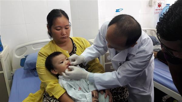 B&aacute;c sỹ của Bệnh viện Răng h&agrave;m mặt Trung ương đang thăm kh&aacute;m cho bệnh nhi. Ảnh: DN