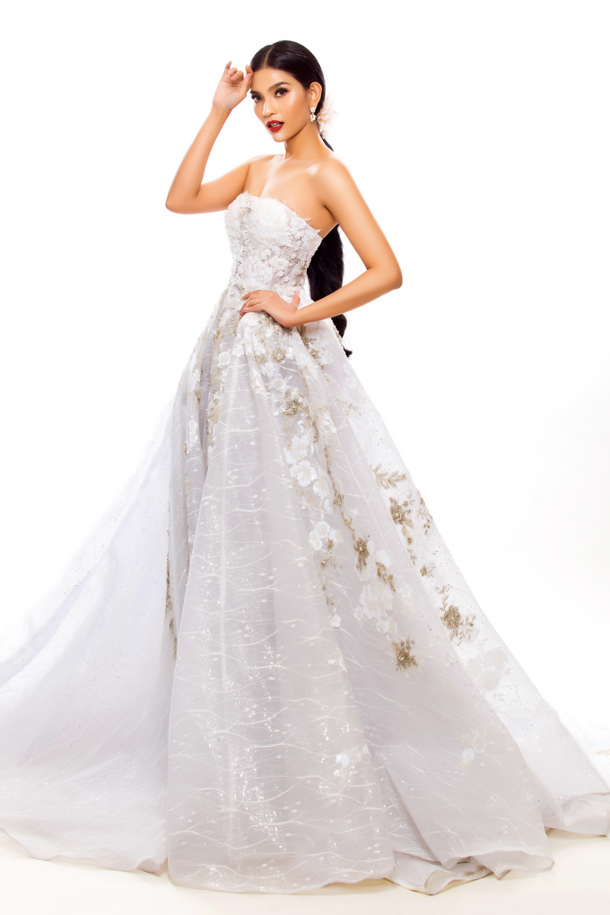 Cận cảnh vẻ đẹp h&uacute;t hồn của Trương Thị May sau 10 năm gia nhập showbiz