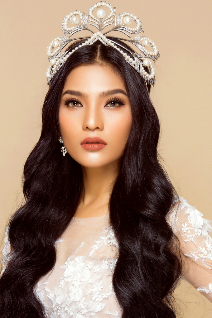 Cận cảnh vẻ đẹp h&uacute;t hồn của Trương Thị May sau 10 năm gia nhập showbiz