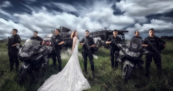 Xôn xao bộ ảnh cưới có 1-0-2 của chàng cảnh sát đặc nhiệm và vị hôn thê trong khu huấn luyện