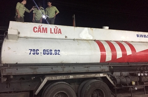 Cần Thơ: Bắt 7.000 lít xăng và 15 tấn đường không rõ nguồn gốc