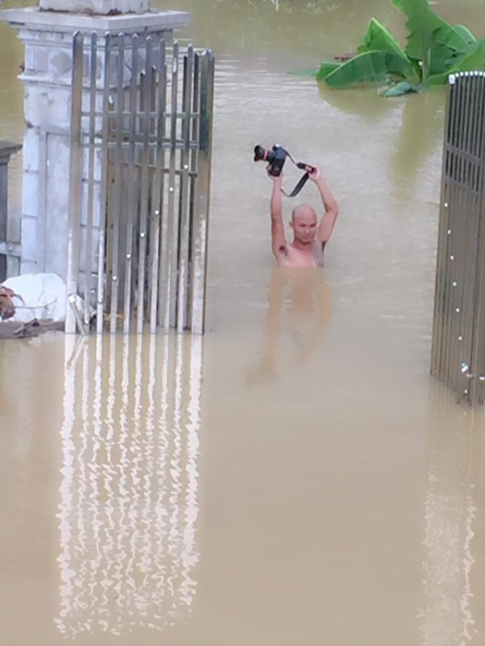 Bất chấp nước lũ d&acirc;ng cao, một nhiếp ảnh chấp nhận