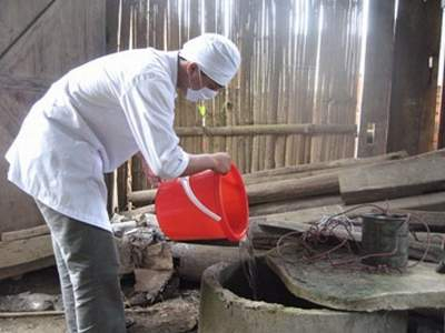 Hướng dẫn người d&acirc;n trong v&ugrave;ng bị ảnh hưởng c&aacute;ch vệ sinh trong sinh hoạt h&agrave;ng ng&agrave;y, ăn ch&iacute;n uống s&ocirc;i, khử tr&ugrave;ng nguồn nước. Ảnh minh họa