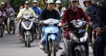 Người Hà Nội khăn ấm, áo rét trong gió lạnh đến sớm