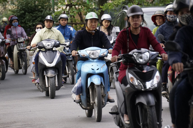 S&aacute;ng 17/10, người d&acirc;n Ha Nội khi ra đường đ&atilde; phải sử dụng &aacute;o ấm v&igrave; nhiệt độ xuống thấp, chỉ khoảng hơn 20 độ C.