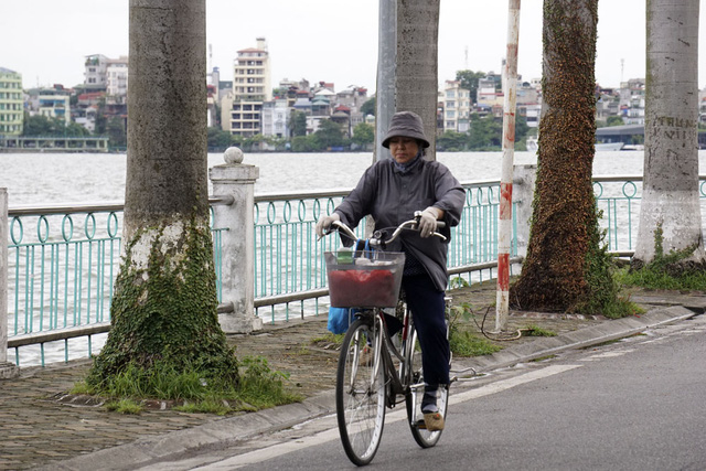 Gi&oacute; thổi mạnh từng cơn nhưng tạnh r&aacute;o, kh&ocirc;ng c&ograve;n mưa như những h&ocirc;m trước. Đợt kh&ocirc;ng kh&iacute; lạnh tr&agrave;n về Bắc Bộ đ&ecirc;m 15/10 khiến nhiệt độ ở c&aacute;c tỉnh đồng bằng giảm xuống dưới 25 độ, trong khi ở v&ugrave;ng n&uacute;i nhiệt độ dưới 23 độ.