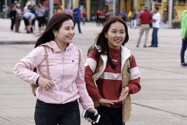 C&aacute;c bạn trẻ trong trang phục m&ugrave;a đ&ocirc;ng. Nhiệt độ thấp cho cảm gi&aacute;c lạnh những kh&aacute; dễ chịu. Trong đợt lạnh n&agrave;y, nhiệt độ ở H&agrave; Nội c&oacute; thể xuống dưới 20 độ C về đ&ecirc;m.