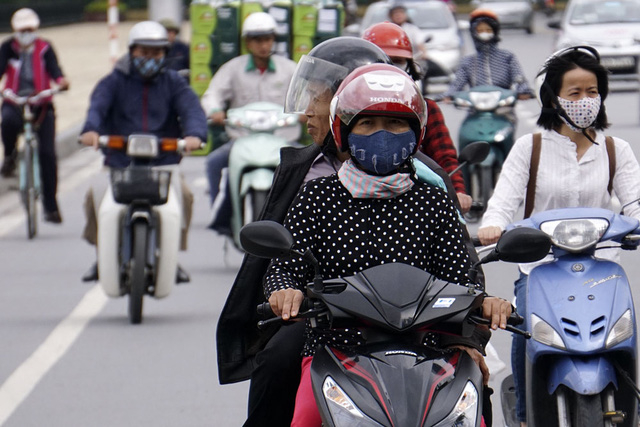 Tại những điểm tho&aacute;ng, gi&oacute; thổi mạnh khiến người d&acirc;n co lại trong lớp &aacute;o kho&aacute;c. Theo Trung t&acirc;m dự b&aacute;o kh&iacute; tượng thuỷ văn Trung ương, c&aacute;c tỉnh miền n&uacute;i ph&iacute;a Bắc nhiệt độ c&oacute; thể giảm xuống dưới 18 độ C, thậm ch&iacute; c&oacute; nơi dưới 15 độ C.