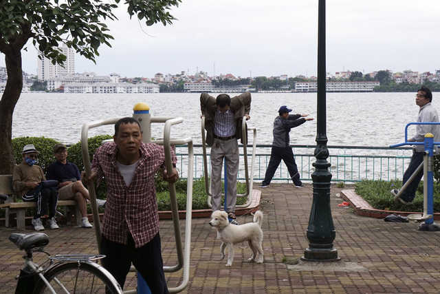 Những người tập thể dục buổi s&aacute;ng b&ecirc;n hồ T&acirc;y cũng đ&atilde; phải mặc &aacute;o ấm.