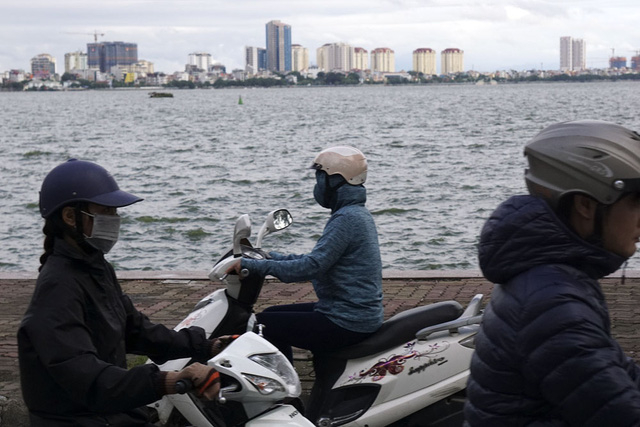 Ở H&agrave; Nội, người đi đường c&oacute; cảm gi&aacute;c lạnh nhất khi qua c&aacute;c hồ lớn hay s&ocirc;ng Hồng.