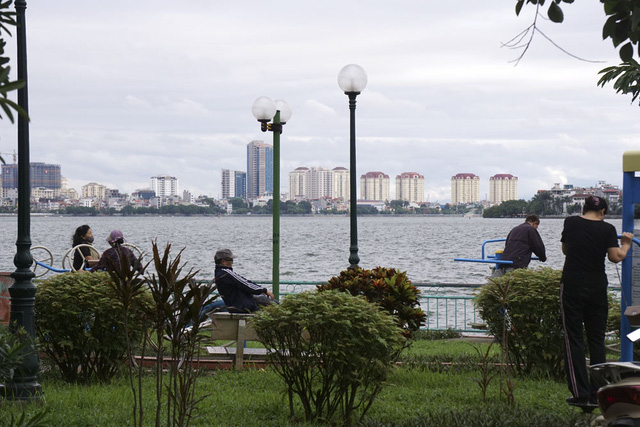 Theo dự b&aacute;o mấy ng&agrave;y trước, H&agrave; Nội sẽ c&oacute; mưa trong v&agrave;i ng&agrave;y. Tuy nhi&ecirc;n, do diễn biến &aacute;p thấp nhiệt đới v&agrave; đợt kh&ocirc;ng kh&iacute; lạnh thuận lợi, H&agrave; Nội đ&atilde; tạnh r&aacute;o v&agrave; c&oacute; nắng từ s&aacute;ng 17/10.