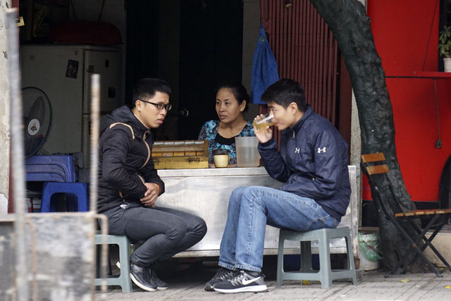 Cảnh s&aacute;ng sớm ngồi co ro b&ecirc;n cốc tr&agrave; n&oacute;ng g&acirc;y cảm gi&aacute;c như H&agrave; Nội đ&atilde; v&agrave;o m&ugrave;a đ&ocirc;ng.