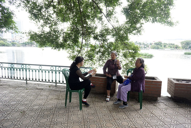 Người cao tuổi tr&ograve; chuyện b&ecirc;n hồ Tr&uacute;c Bạch, h&iacute;t h&agrave; kh&ocirc;ng kh&iacute; lạnh ngọt cuối thu.