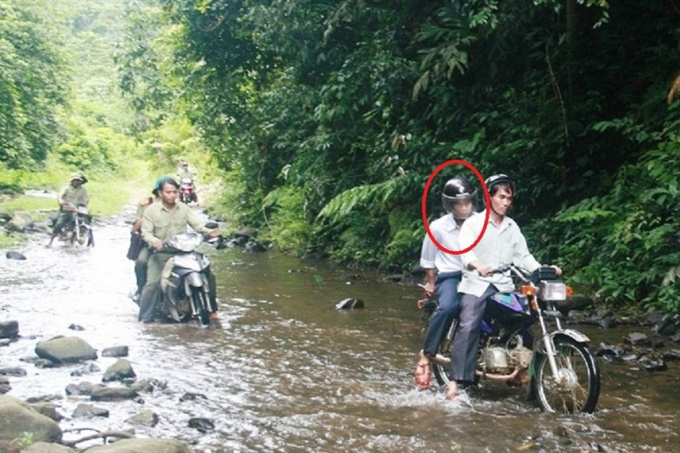 &Ocirc;ng Đo&agrave;n Tất Chẩn (khoanh tr&ograve;n), nguy&ecirc;n Gi&aacute;m đốc Ban quản l&yacute; Rừng ph&ograve;ng hộ S&ocirc;ng Tranh vừa bị bắt khẩn cấp. Ảnh: TT