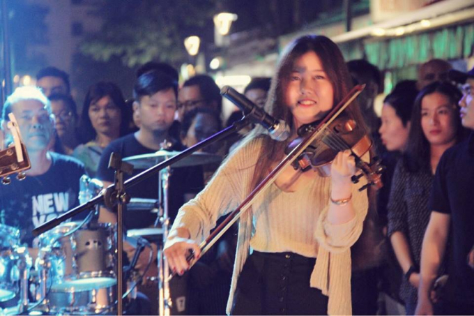 Chương tr&igrave;nh nghệ thuật do nghệ sĩ trẻ Huế biểu diễn.