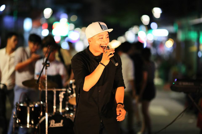 Ca sĩ Tiến Lực trong đ&ecirc;m biểu diễn nghệ thuật&nbsp;(Ảnh: Nhật Minh)