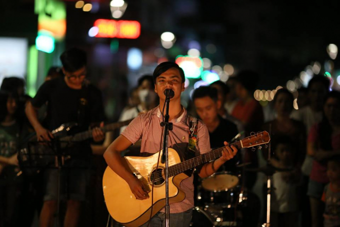 Em Quốc Huy trong tiết mục biểu diễn ở phố đi bộ Huế (Ảnh: Nhật Minh)