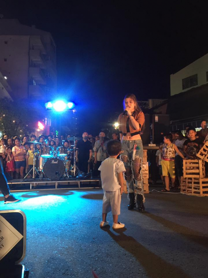 Phố đi bộ Huế: Cảm động chương tr&igrave;nh biểu diễn nghệ thuật l&agrave;m thiện nguyện