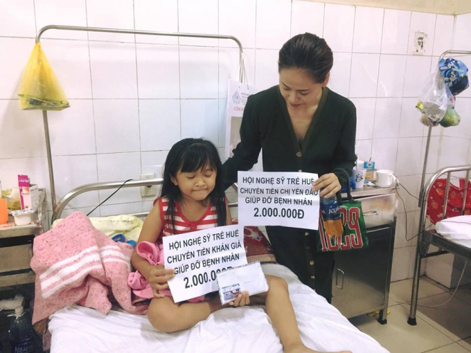 Đại diện Hội nghệ sĩ trẻ Huế đ&atilde; đến trao tiền gi&uacute;p đỡ cho c&aacute;c trường hợp c&oacute; ho&agrave;n cảnh kh&oacute; khăn đang điều trị tại Bệnh viện trung ương Huế.