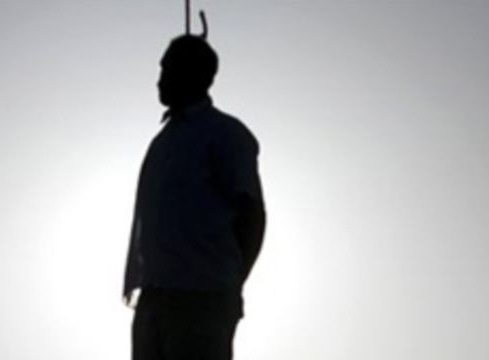 Mẹ nạn nh&acirc;n hốt hoảng nh&igrave;n thấy con trai chết trong tư thế treo cổ tr&ecirc;n c&acirc;y. (Ảnh minh họa)