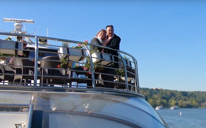 Một cảnh quay l&atilde;ng mạn trong MV