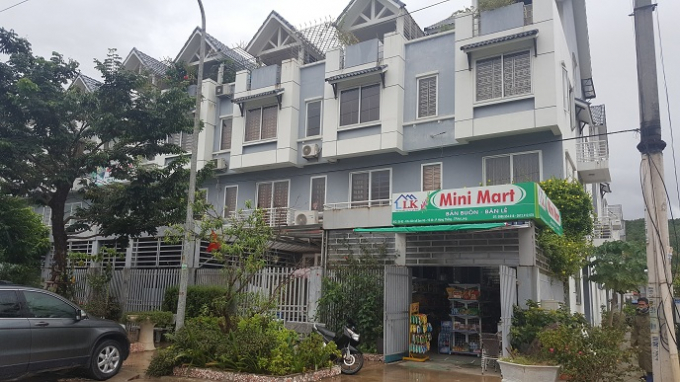 Ng&ocirc;i nh&agrave; anh Đ&ocirc;ng v&agrave; chị Ngoại theo thứ tự từ phải qua tr&aacute;i c&oacute; nhiều vết nứt b&ecirc;n trong nh&agrave; khiến cho hai hộ gia đ&igrave;nh v&ocirc; c&ugrave;ng lo lắng.