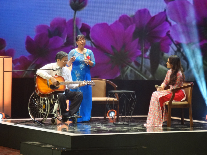 Vợ chồng anh L&ecirc; Đức Hiền - Nguyễn Thị Đượm tr&ecirc;n s&acirc;n khấu Chương tr&igrave;nh. Ảnh: Ngọc Nga