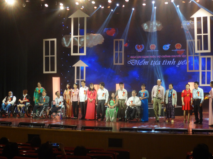 C&aacute;c gia&nbsp;đ&igrave;nh người khuyết tật nhận bằng khen tại chương tr&igrave;nh. Ảnh: Ngọc Nga