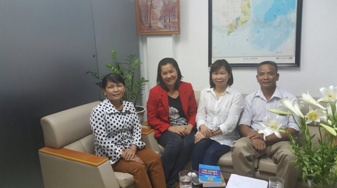 B&agrave; B&ugrave;i Thị T&igrave;nh (b&igrave;a tr&aacute;i) v&agrave; &ocirc;ng Ho&agrave;ng Quốc Tuấn (b&igrave;a phải) tại VP Luật sư số 5 H&agrave; Nội.