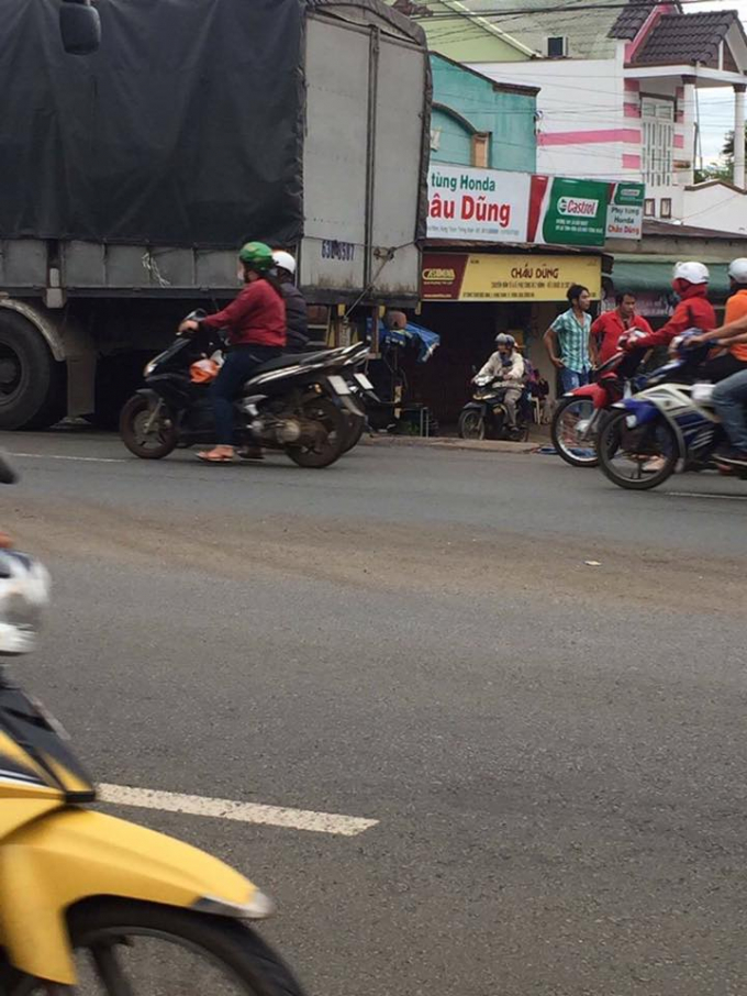 Chiếc xe tải được để lại hiện trường.&nbsp;Ảnh: Nguyễn Huyền Như