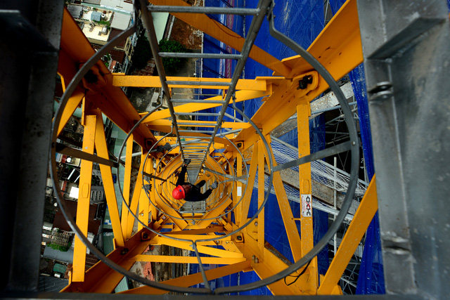 Để bắt đầu c&ocirc;ng việc mỗi ng&agrave;y, Lợi phải leo thang bộ từ dưới l&ecirc;n cẩu th&aacute;p.