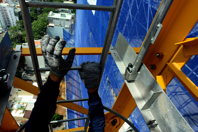 C&agrave;ng l&ecirc;n c&agrave;ng, gi&oacute; c&agrave;ng mạnh khiến việc di chuyển tr&ecirc;n thang gặp đ&ocirc;i ch&uacute;t kh&oacute; khăn.