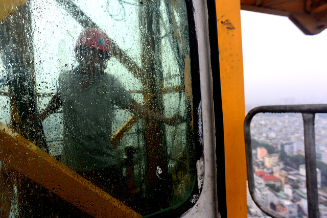 Những ng&agrave;y kh&ocirc; r&aacute;o, c&ocirc;ng việc của Lợi đỡ vất vả. Những ng&agrave;y trời mưa, gi&oacute; mạnh, việc điều khiển cẩu gặp kh&oacute; khăn hơn nhiều.