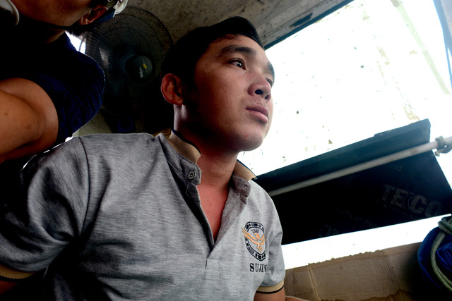 C&ocirc;ng việc đ&ograve;i hỏi Lợi phải thật sự tập trung v&agrave; tỉ mỹ trong từng động t&aacute;c nhấn thả cẩu. Nếu chỉ sơ suất một ch&uacute;t, c&oacute; thể g&acirc;y ra tai nạn nghi&ecirc;m trọng cho những người đồng nghiệp ph&iacute;a dưới.